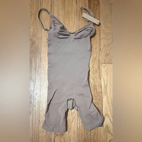 Skims SEAMLESS SCULPT MID THIGH BODYSUIT in Sienna - Picture 3 of 6